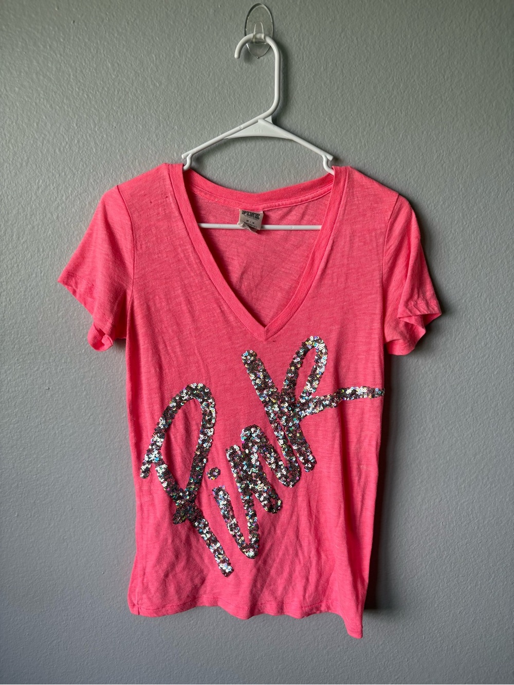 PINK Victoria's Secret Women's V-Neck T-Shirt Size Medium Coral Sequin Logo Top